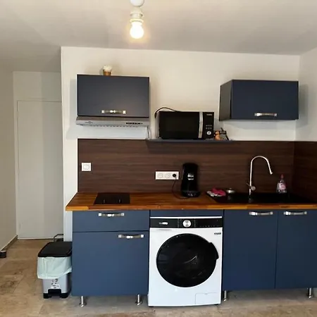 Lägenhet Furnished 2-room With Terrace