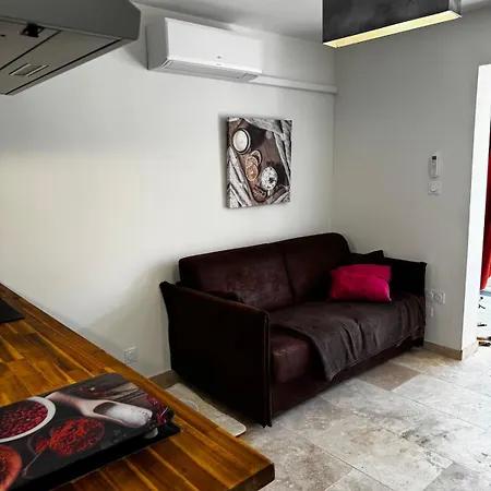 Lägenhet Furnished 2-room With Terrace